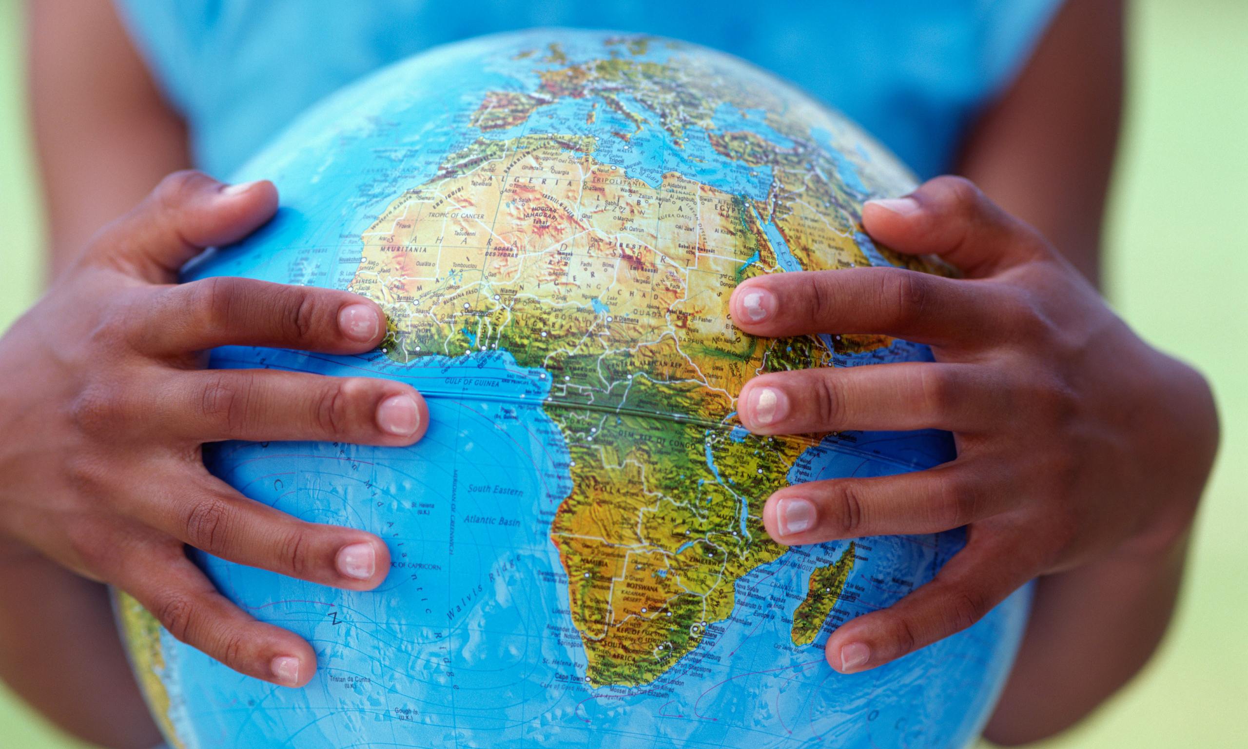 Экономические проблемы африки. Глобус в руках. Глобализация в экологии.